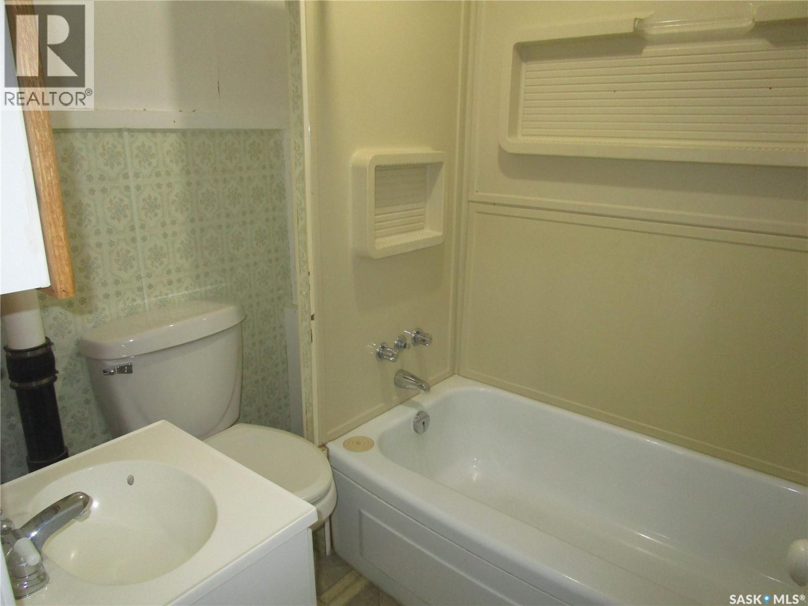 206 3Rd Avenue E, Assiniboia, SK - Indoor Photo Showing Bathroom