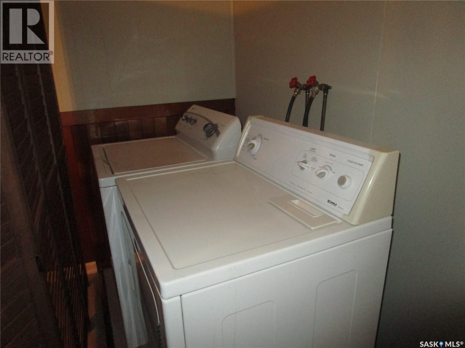 206 3Rd Avenue E, Assiniboia, SK - Indoor Photo Showing Laundry Room