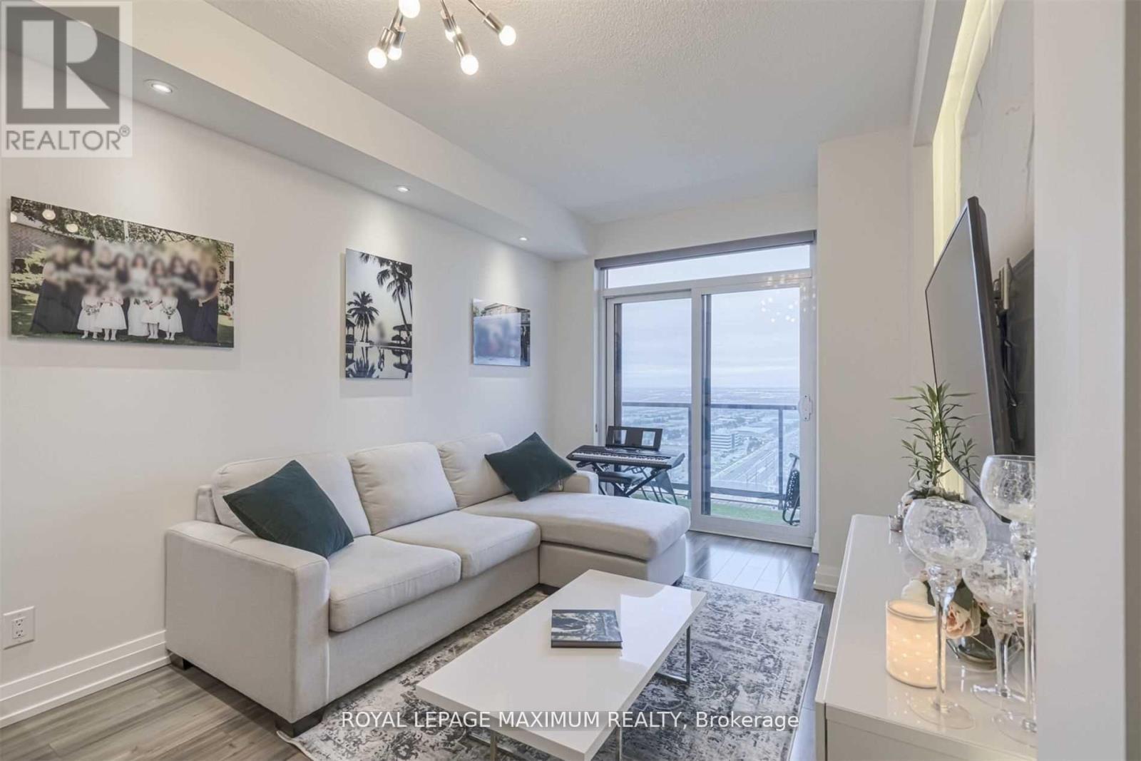 2507 - 3700 Highway 7 Road W, Vaughan, ON - Indoor Photo Showing Living Room