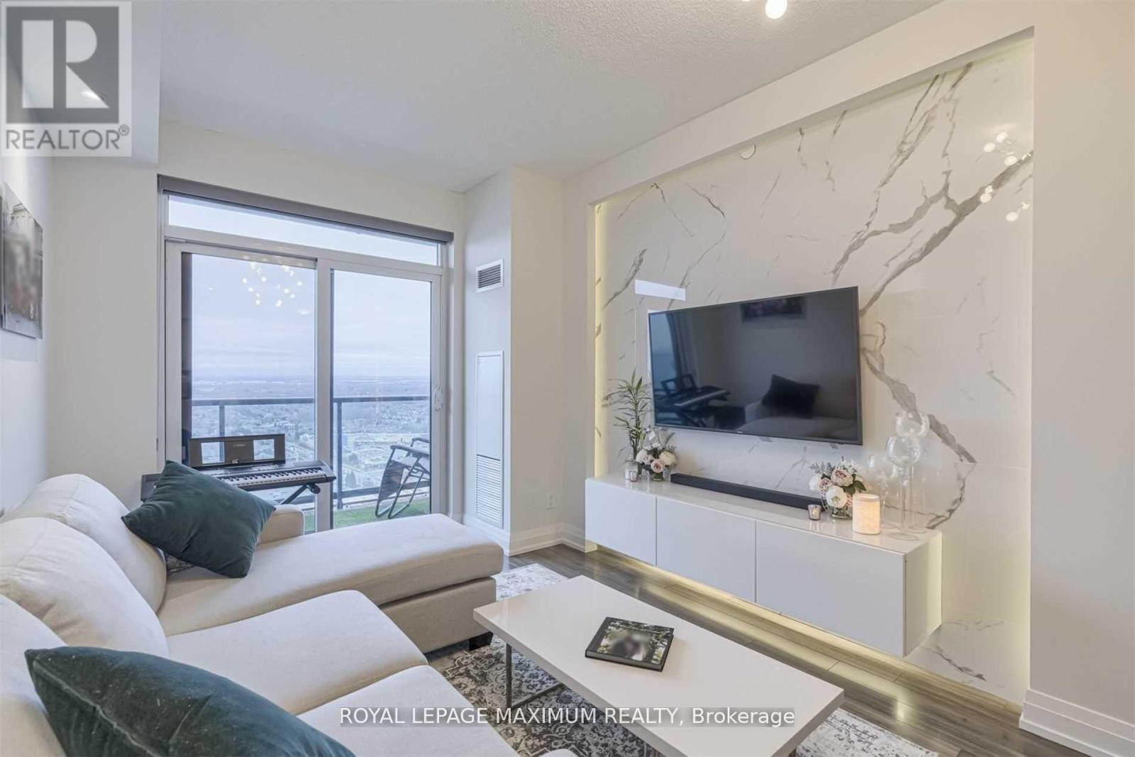 2507 - 3700 Highway 7 Road W, Vaughan, ON - Indoor Photo Showing Living Room