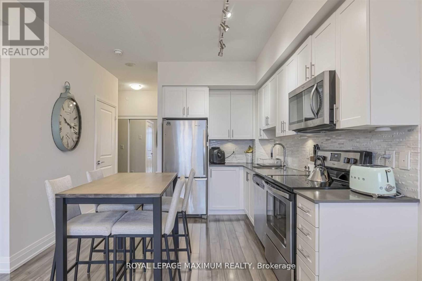 2507 - 3700 Highway 7 Road W, Vaughan, ON - Indoor Photo Showing Kitchen With Upgraded Kitchen