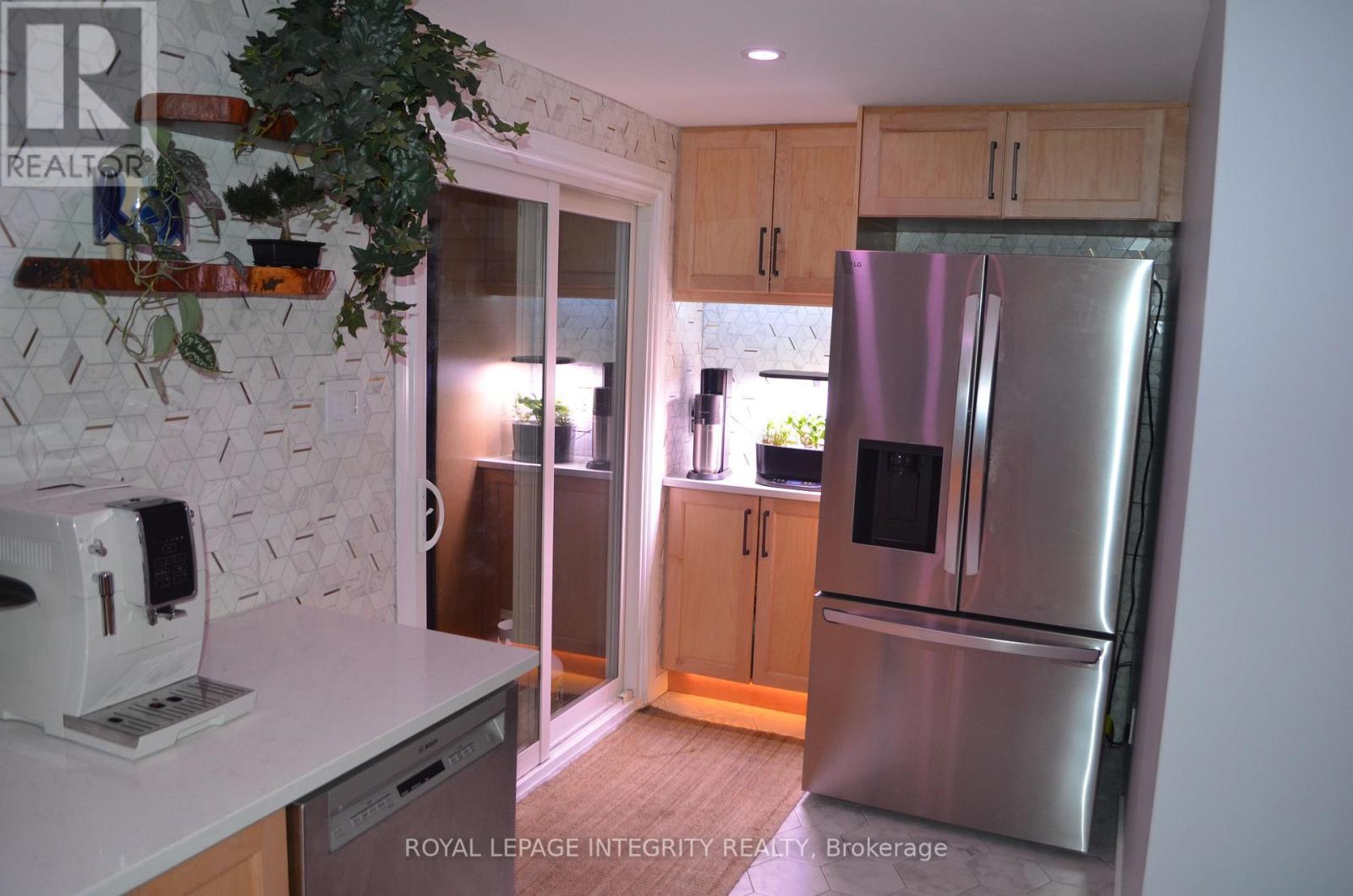 104 Esterlawn Private, Ottawa, ON - Indoor Photo Showing Kitchen