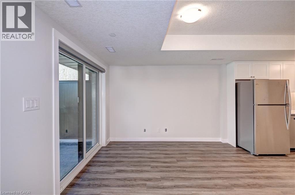 Spare room with light wood-style flooring and a textured ceiling - 118 Gravel Ridge Trail Unit# C17, Kitchener, ON - Indoor