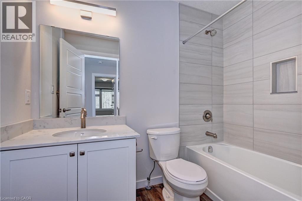 Full bath with shower / washtub combination, vanity, and dark wood-style floors - 118 Gravel Ridge Trail Unit# C17, Kitchener, ON - Indoor Photo Showing Bathroom
