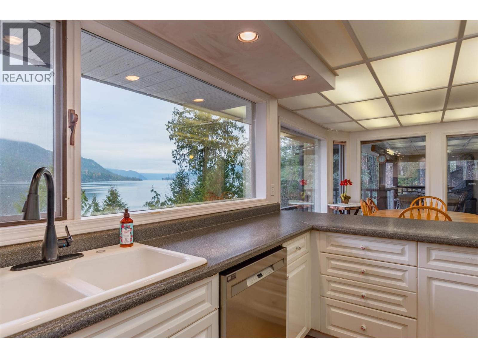 2071 Massie Road, Christina Lake, BC - Indoor Photo Showing Kitchen With Double Sink