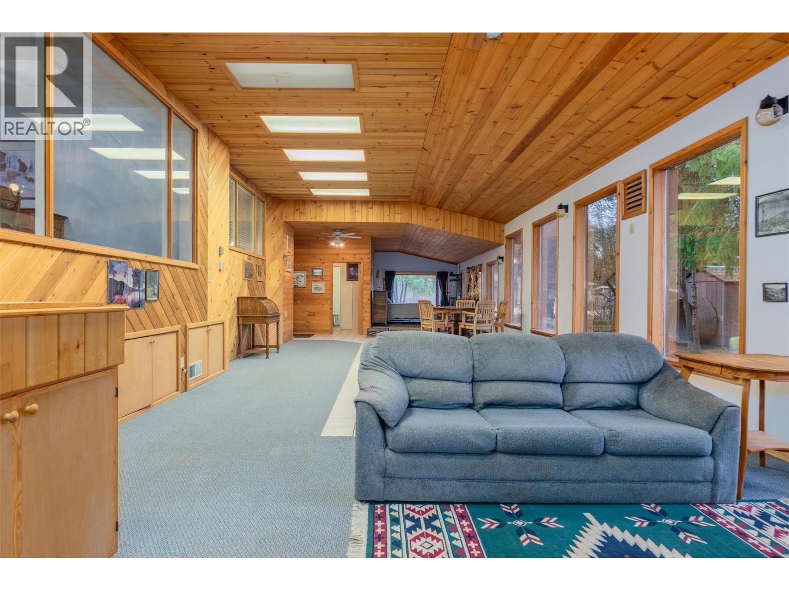 2071 Massie Road, Christina Lake, BC - Indoor Photo Showing Living Room