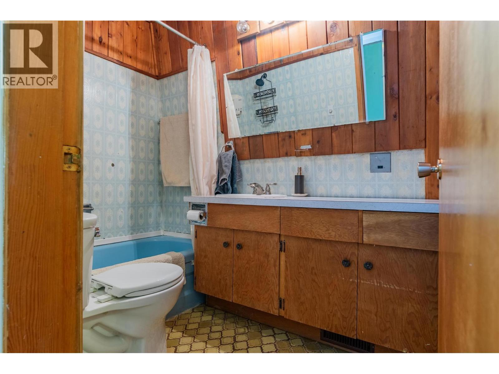 2071 Massie Road, Christina Lake, BC - Indoor Photo Showing Bathroom
