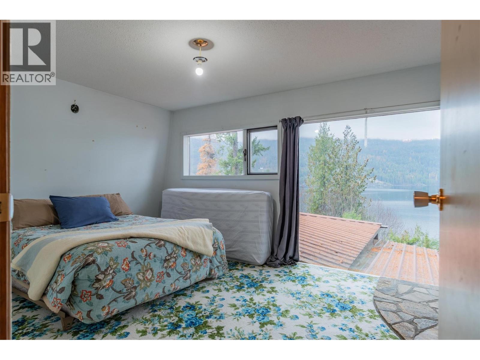 2071 Massie Road, Christina Lake, BC - Indoor Photo Showing Bedroom