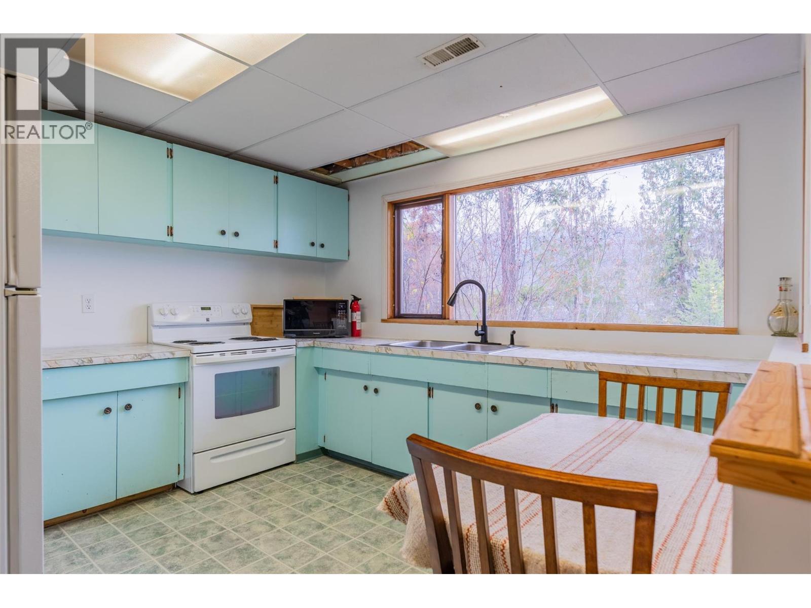 2071 Massie Road, Christina Lake, BC - Indoor Photo Showing Kitchen