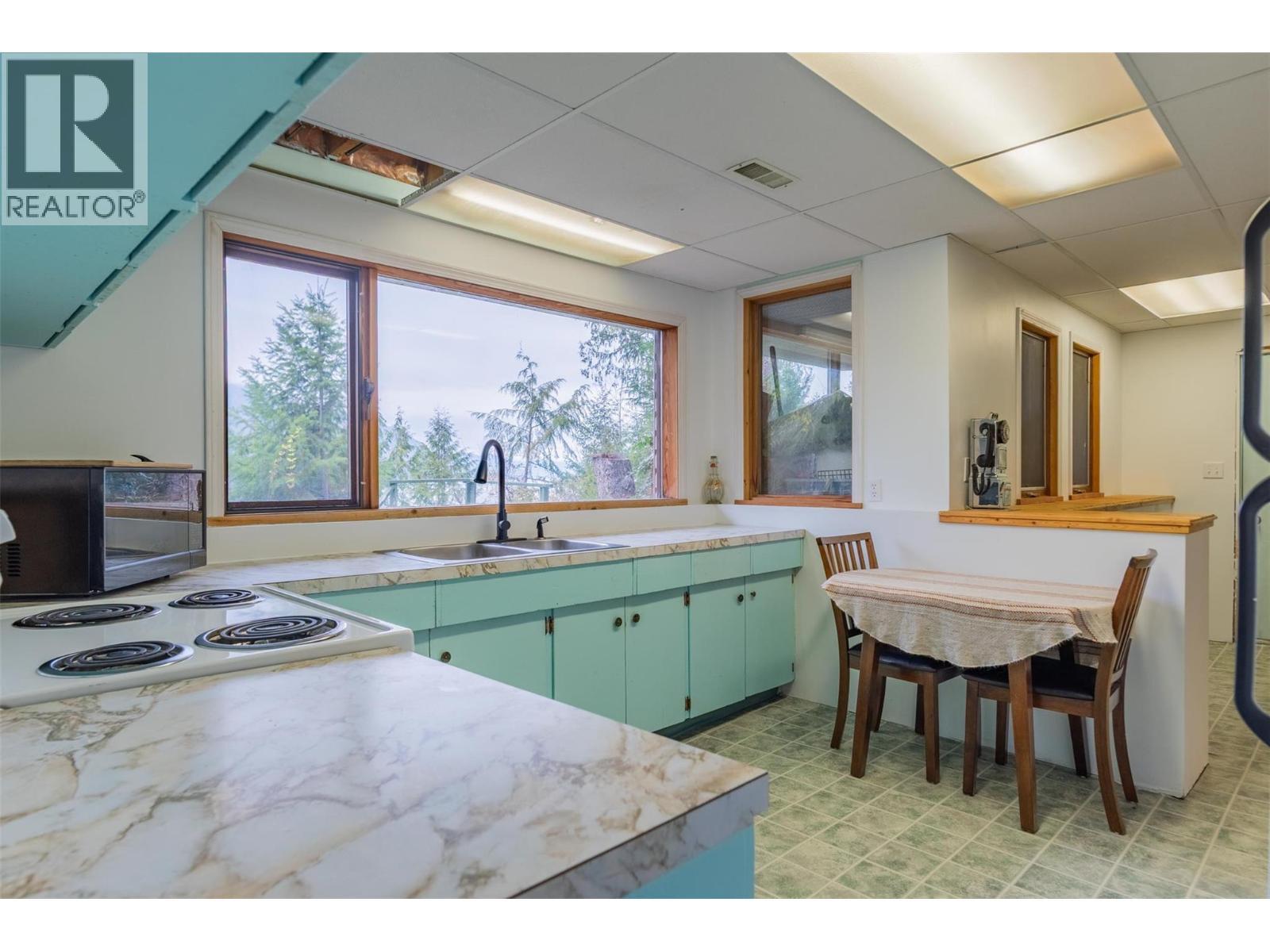 2071 Massie Road, Christina Lake, BC - Indoor