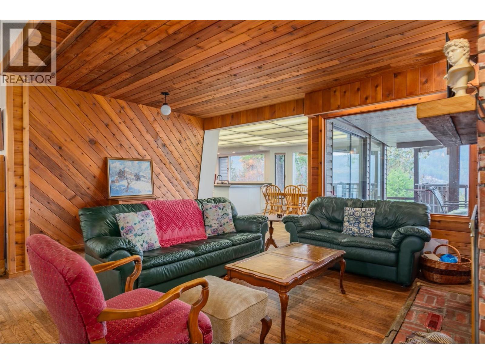 2071 Massie Road, Christina Lake, BC - Indoor Photo Showing Living Room