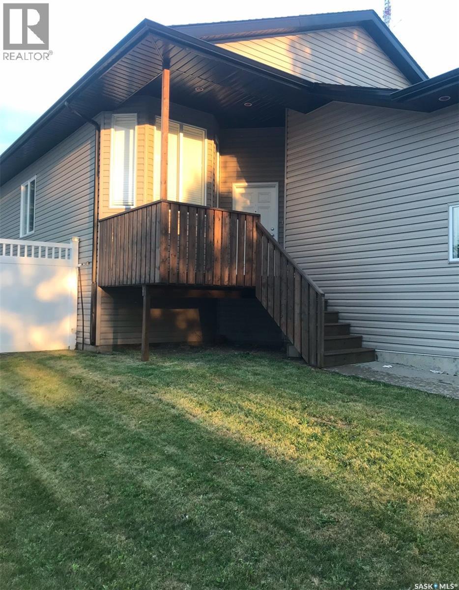 916 3Rd Street Se, Weyburn, SK - Outdoor With Deck Patio Veranda