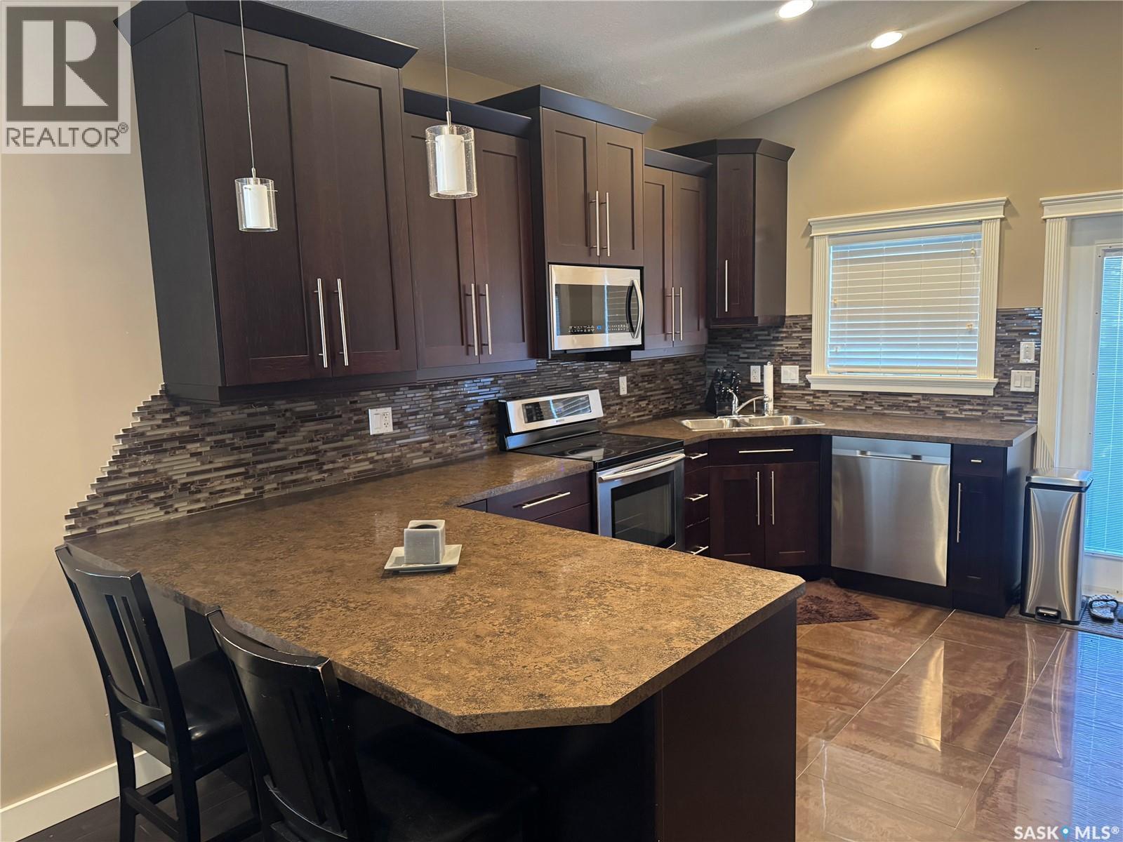 916 3Rd Street Se, Weyburn, SK - Indoor Photo Showing Kitchen With Double Sink With Upgraded Kitchen