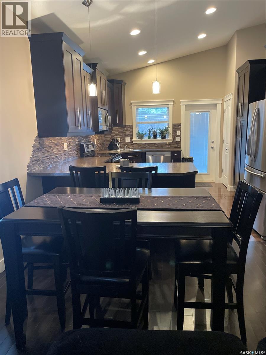 916 3Rd Street Se, Weyburn, SK - Indoor Photo Showing Dining Room
