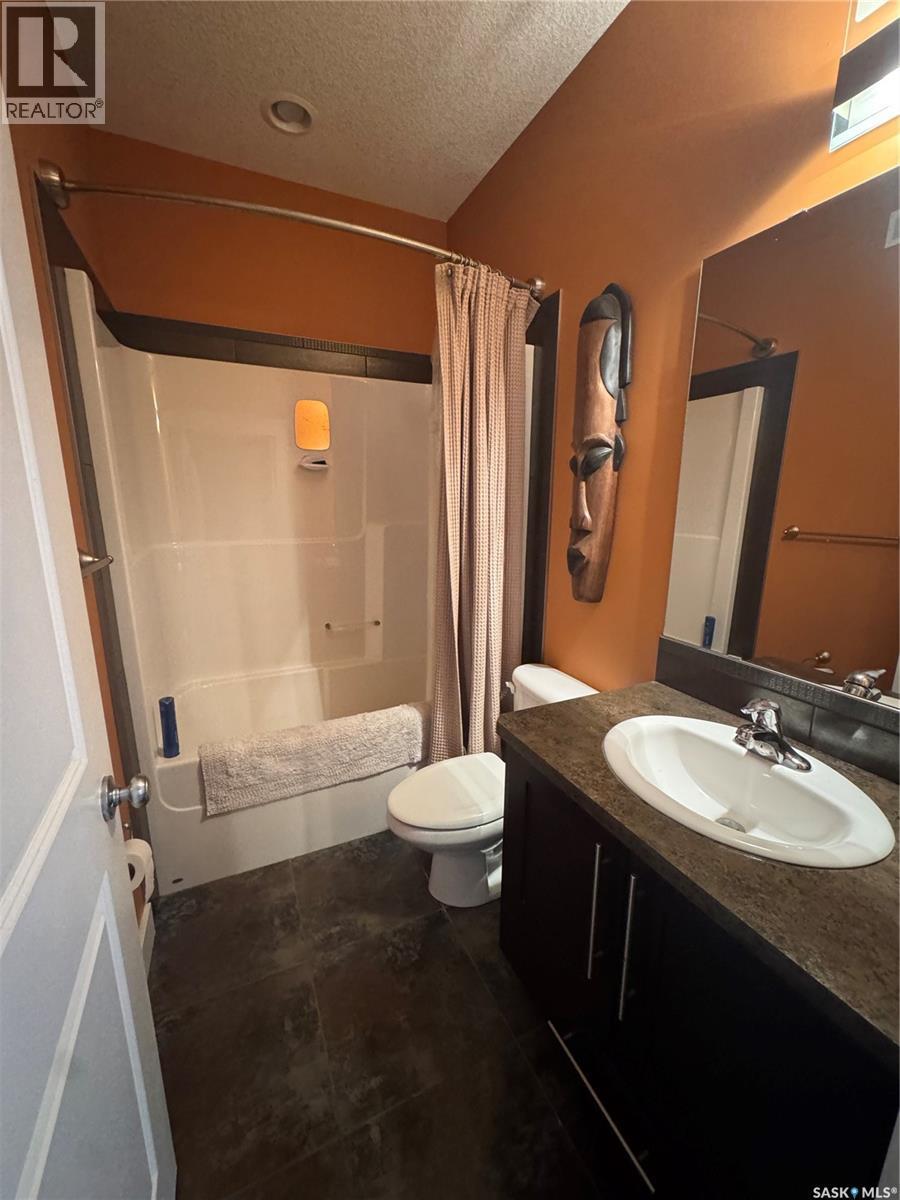 916 3Rd Street Se, Weyburn, SK - Indoor Photo Showing Bathroom