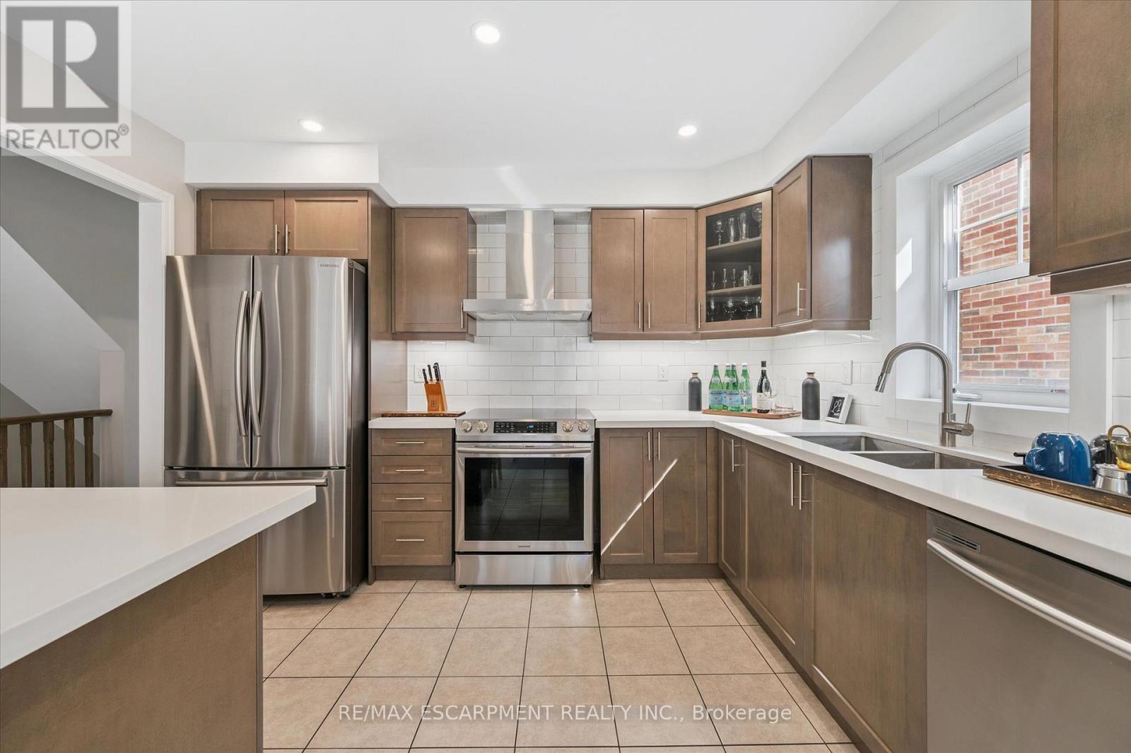 80 - 22 Spring Creek Drive, Hamilton, ON - Indoor Photo Showing Kitchen With Double Sink With Upgraded Kitchen