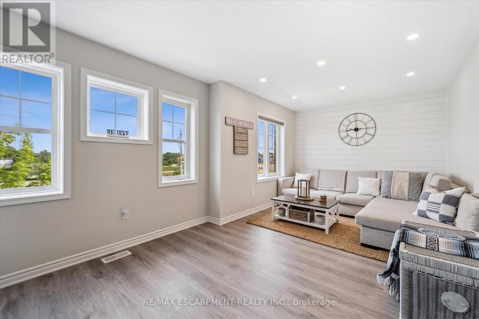 80 - 22 Spring Creek Drive, Hamilton, ON - Indoor Photo Showing Living Room