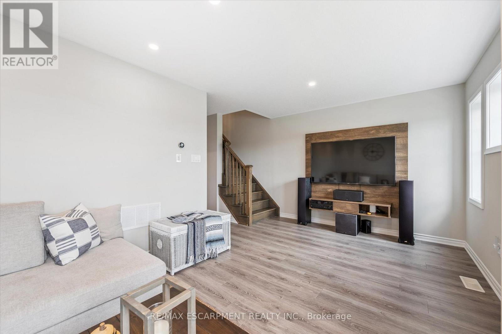 80 - 22 Spring Creek Drive, Hamilton, ON - Indoor Photo Showing Living Room