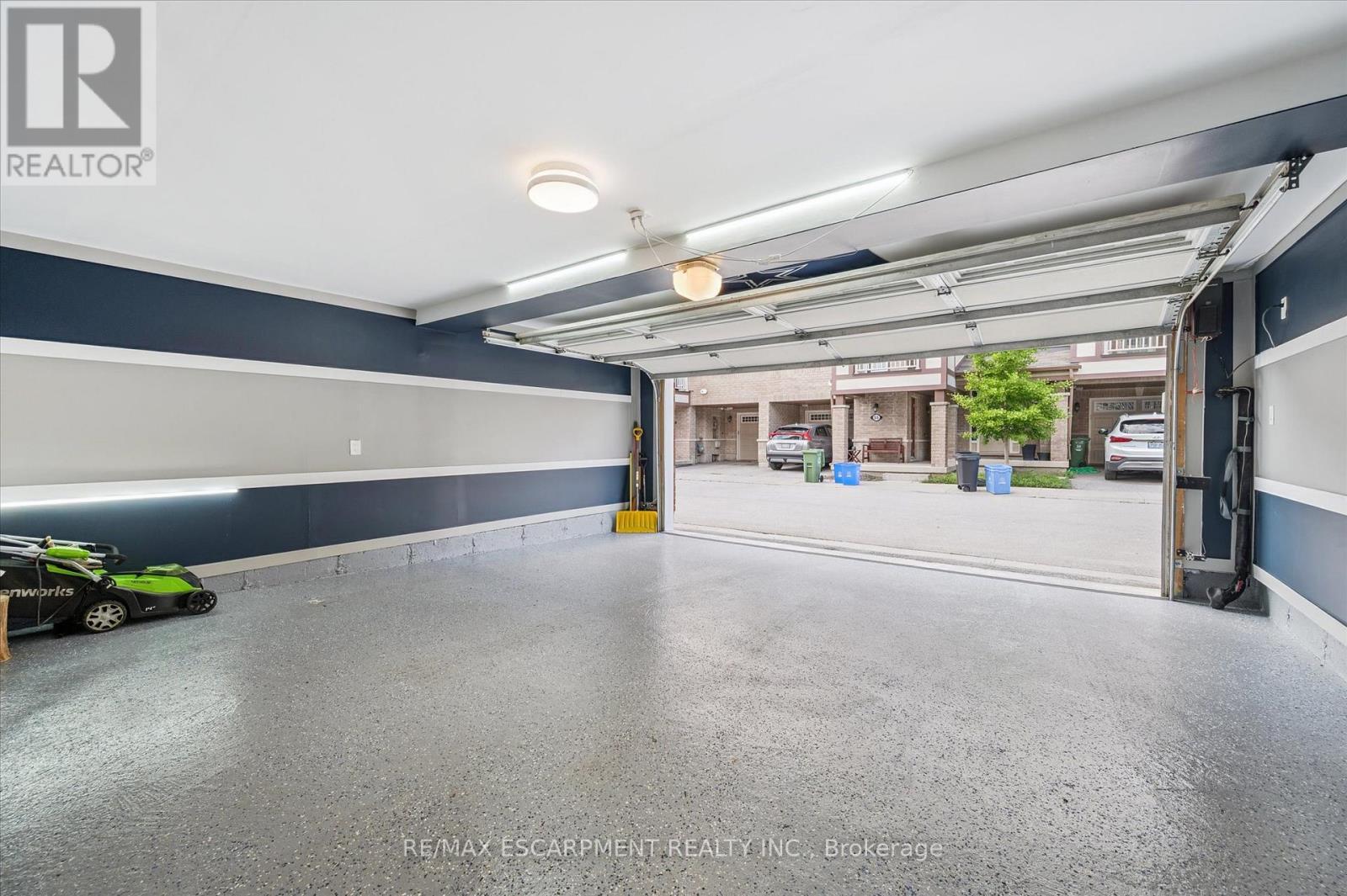 80 - 22 Spring Creek Drive, Hamilton, ON - Indoor Photo Showing Garage