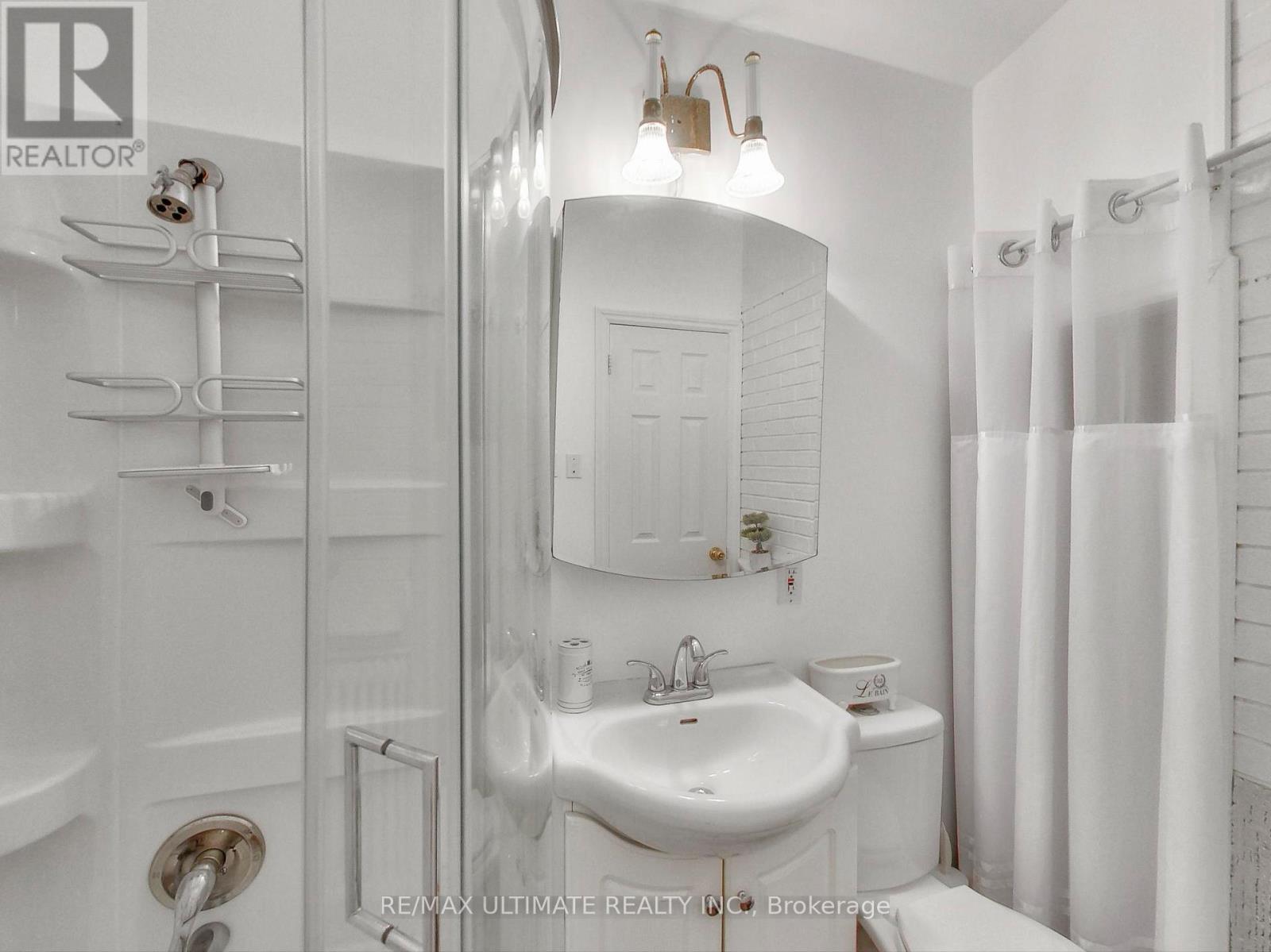 Apt #2 - 1460 Davenport Road, Toronto, ON - Indoor Photo Showing Bathroom