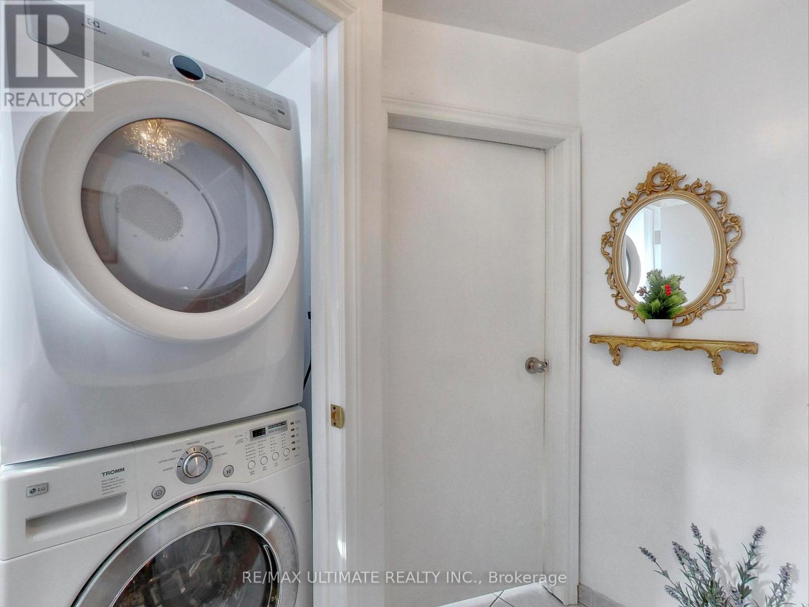 Apt #2 - 1460 Davenport Road, Toronto, ON - Indoor Photo Showing Laundry Room