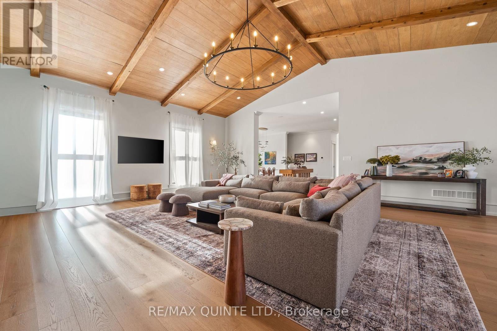Vaulted great room - 88 Bridge Street, Prince Edward County (Picton Ward), ON - Indoor Photo Showing Living Room