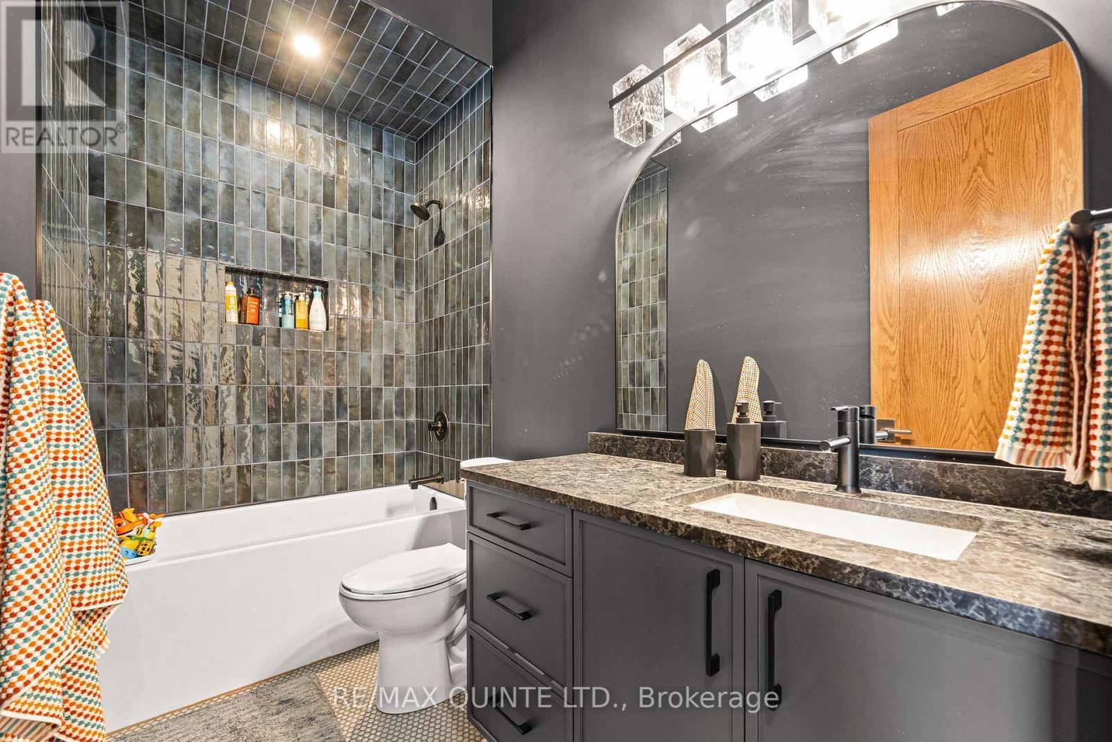 2nd level 4 pc bathroom - 88 Bridge Street, Prince Edward County (Picton Ward), ON - Indoor Photo Showing Bathroom