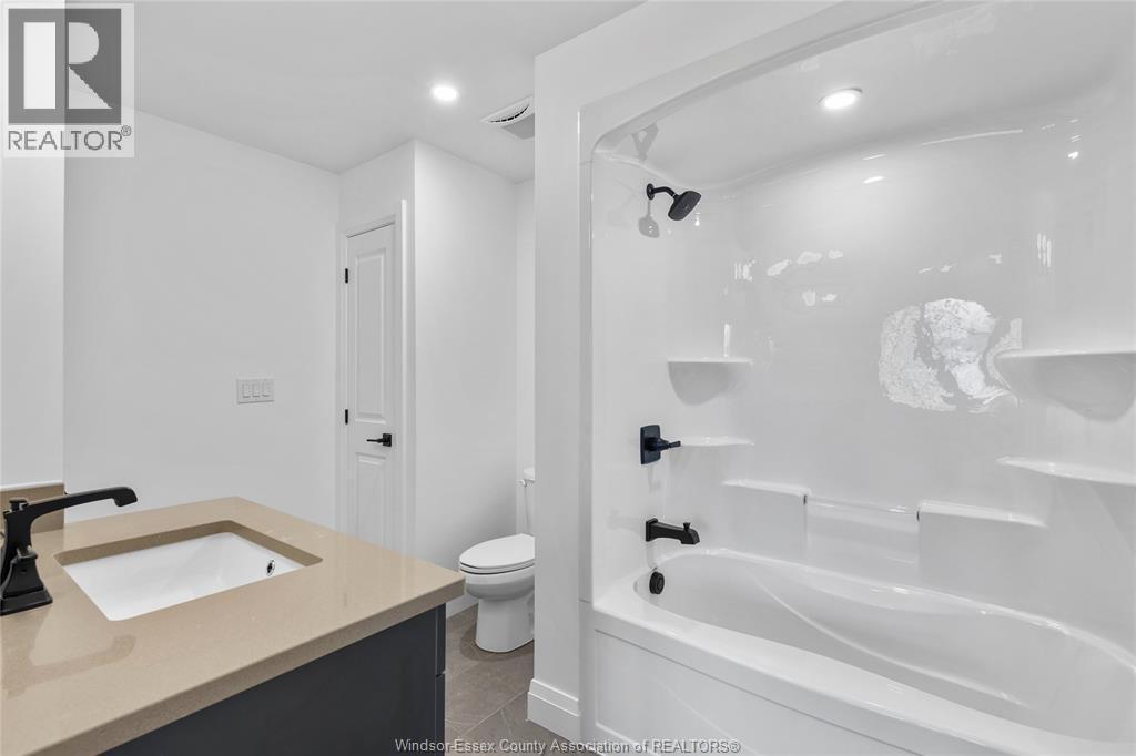 3817 Howard Avenue Unit# 313, Windsor, ON - Indoor Photo Showing Bathroom