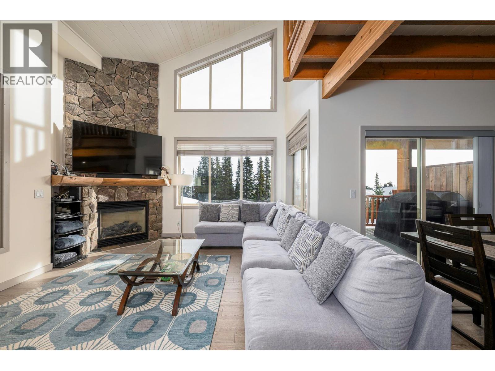 5940 Snowpines Way Unit# 2, Big White, BC - Indoor Photo Showing Living Room With Fireplace