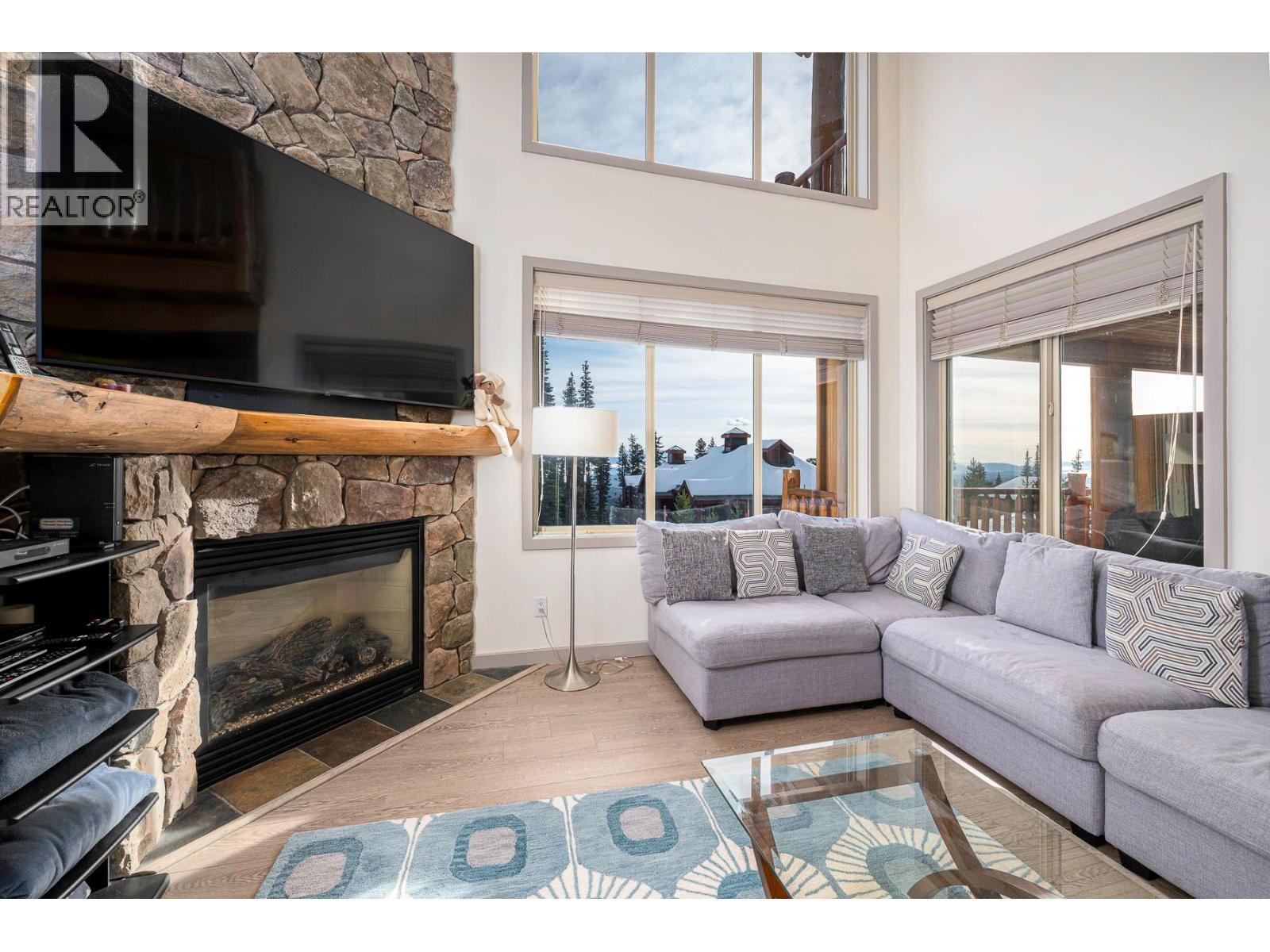 5940 Snowpines Way Unit# 2, Big White, BC - Indoor Photo Showing Living Room With Fireplace