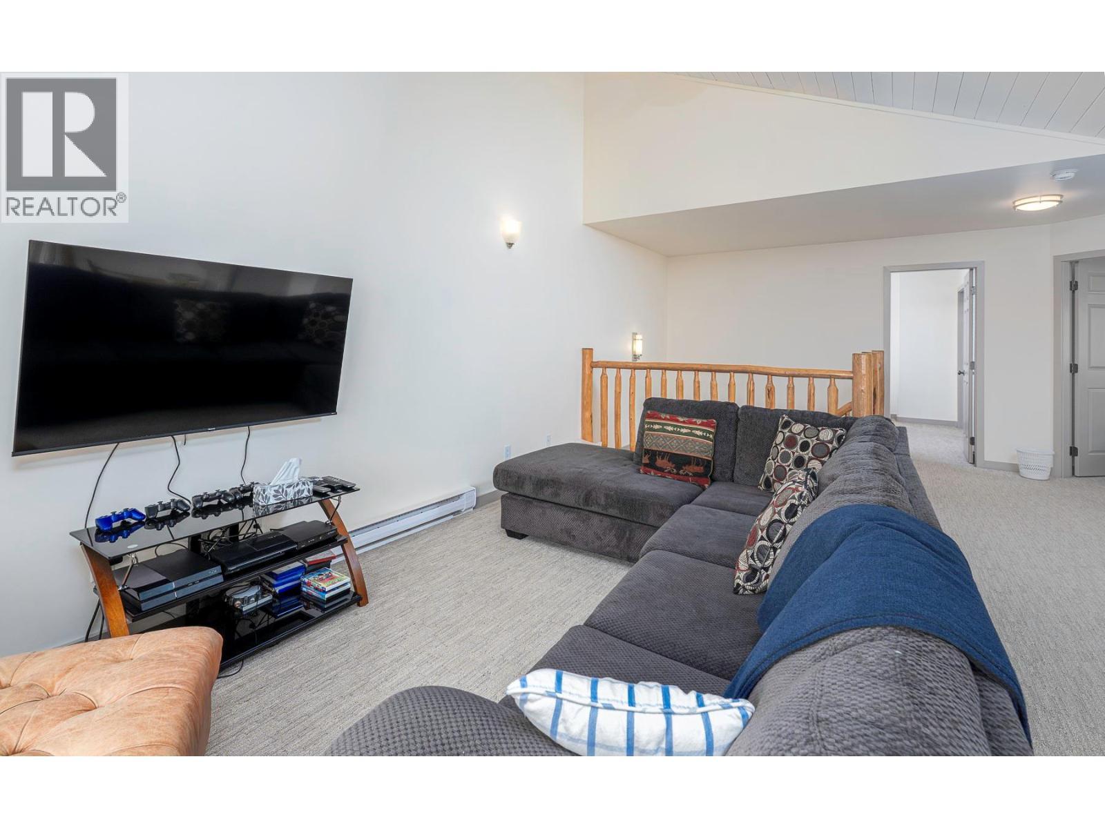 5940 Snowpines Way Unit# 2, Big White, BC - Indoor Photo Showing Living Room