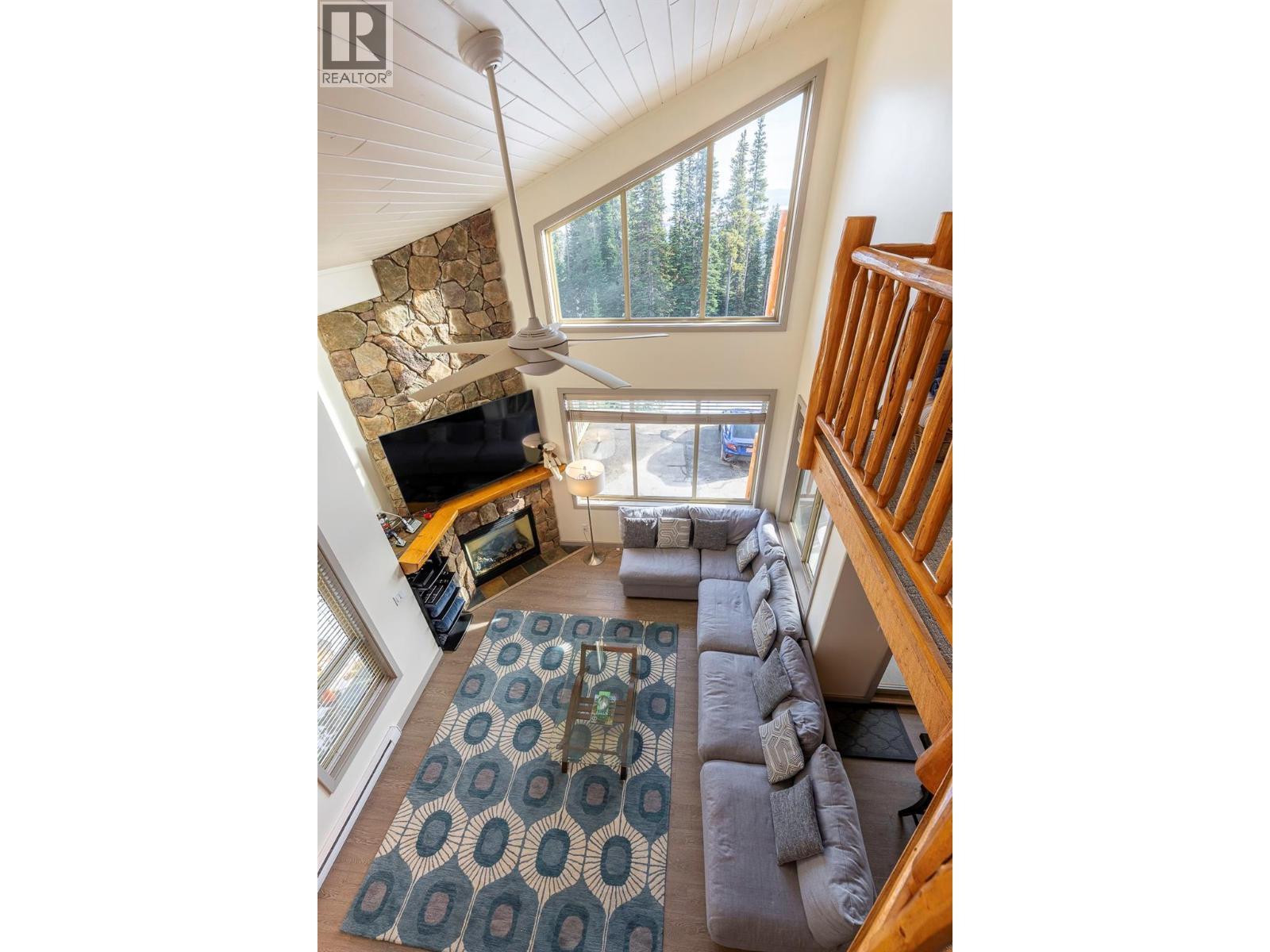 5940 Snowpines Way Unit# 2, Big White, BC - Indoor With Fireplace