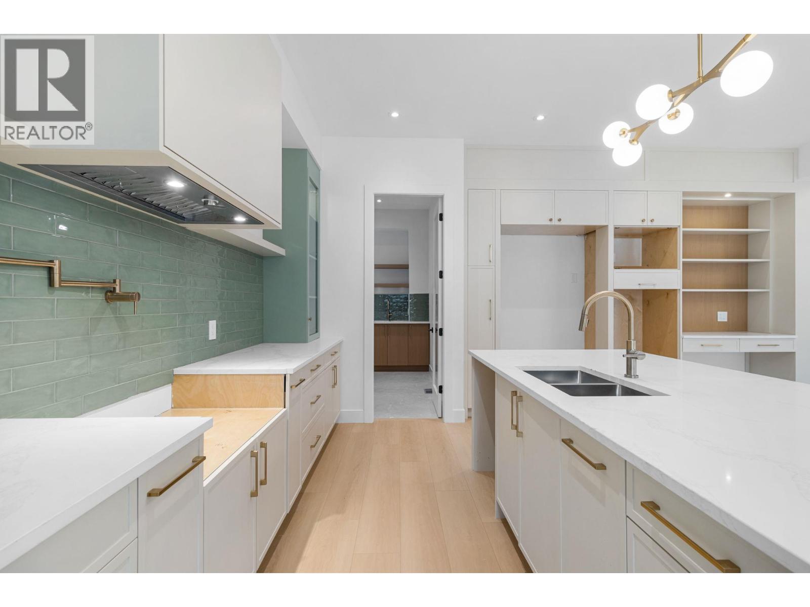 1012 Bull Crescent, Kelowna, BC - Indoor Photo Showing Kitchen With Double Sink With Upgraded Kitchen