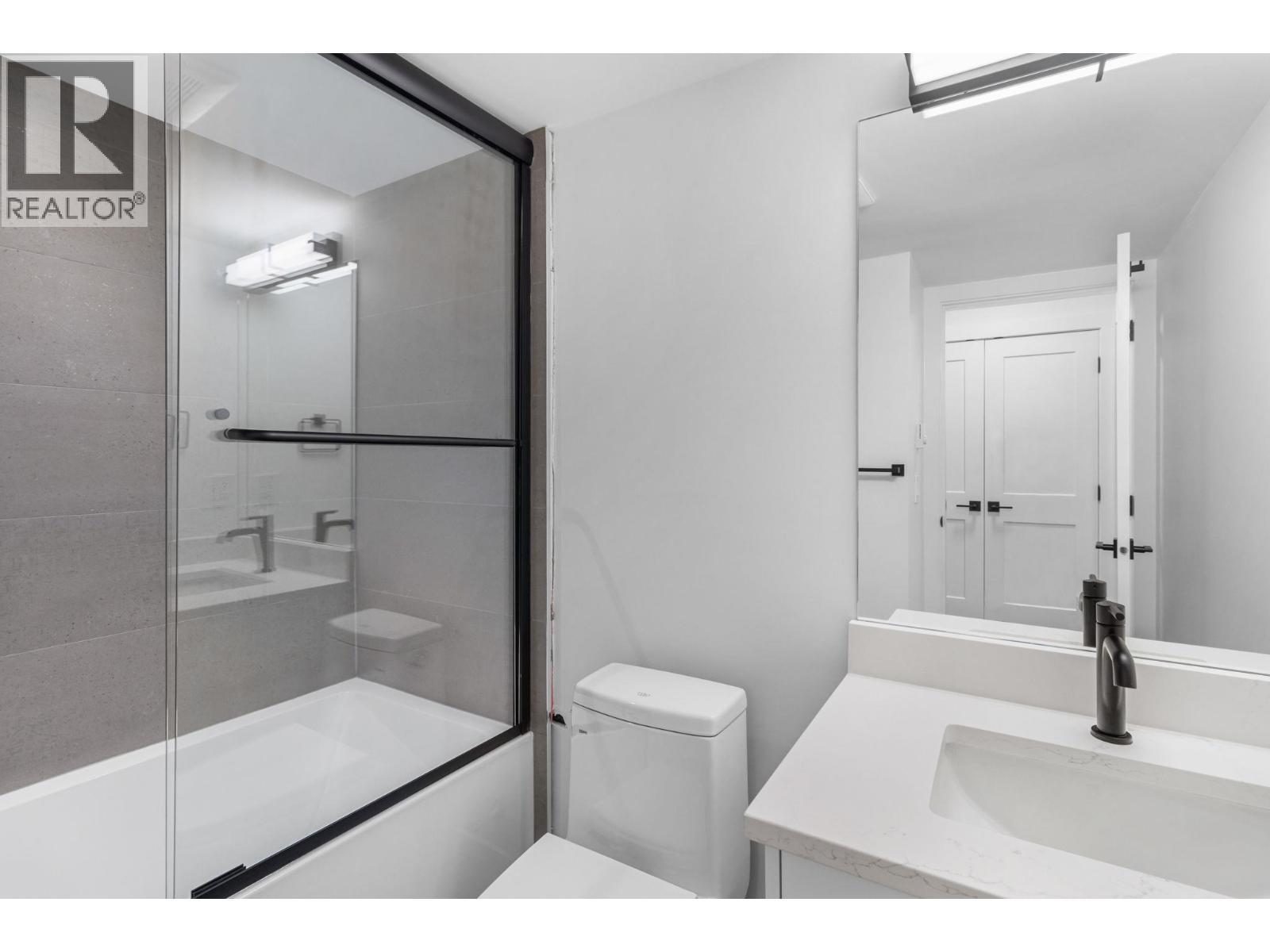 1012 Bull Crescent, Kelowna, BC - Indoor Photo Showing Bathroom