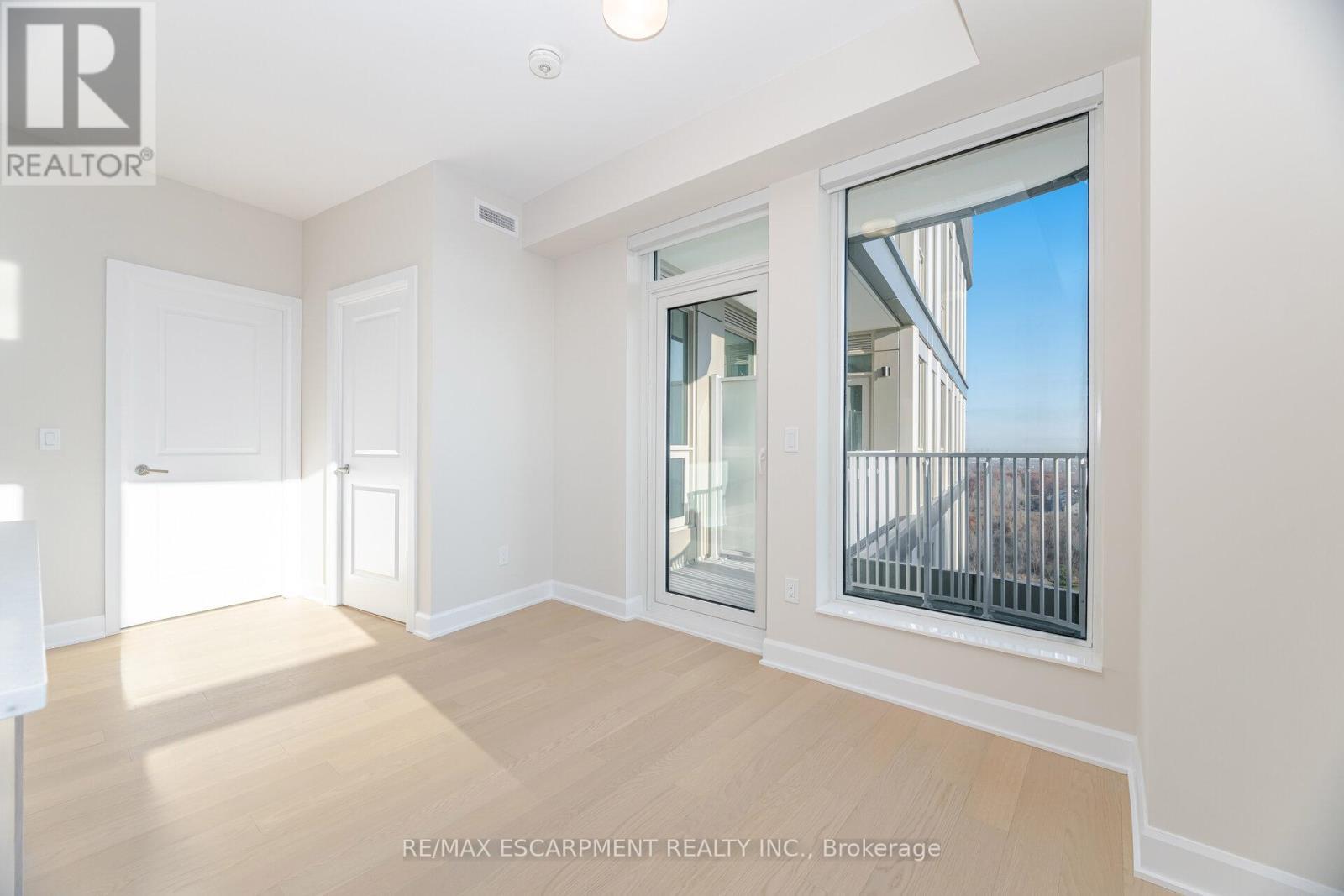 1901 - 3240 William Coltson Avenue, Oakville, ON - Indoor Photo Showing Other Room