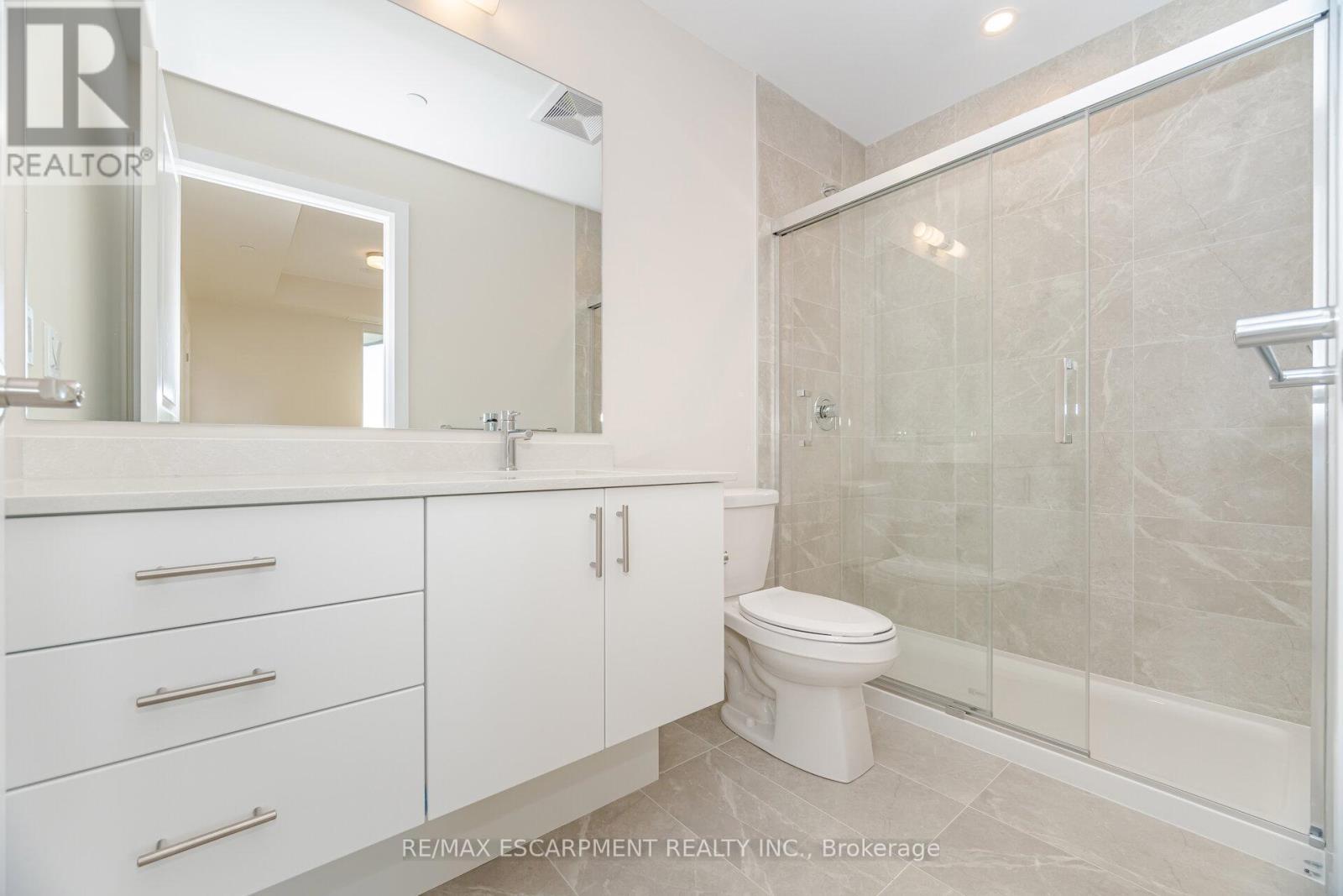 1901 - 3240 William Coltson Avenue, Oakville, ON - Indoor Photo Showing Bathroom