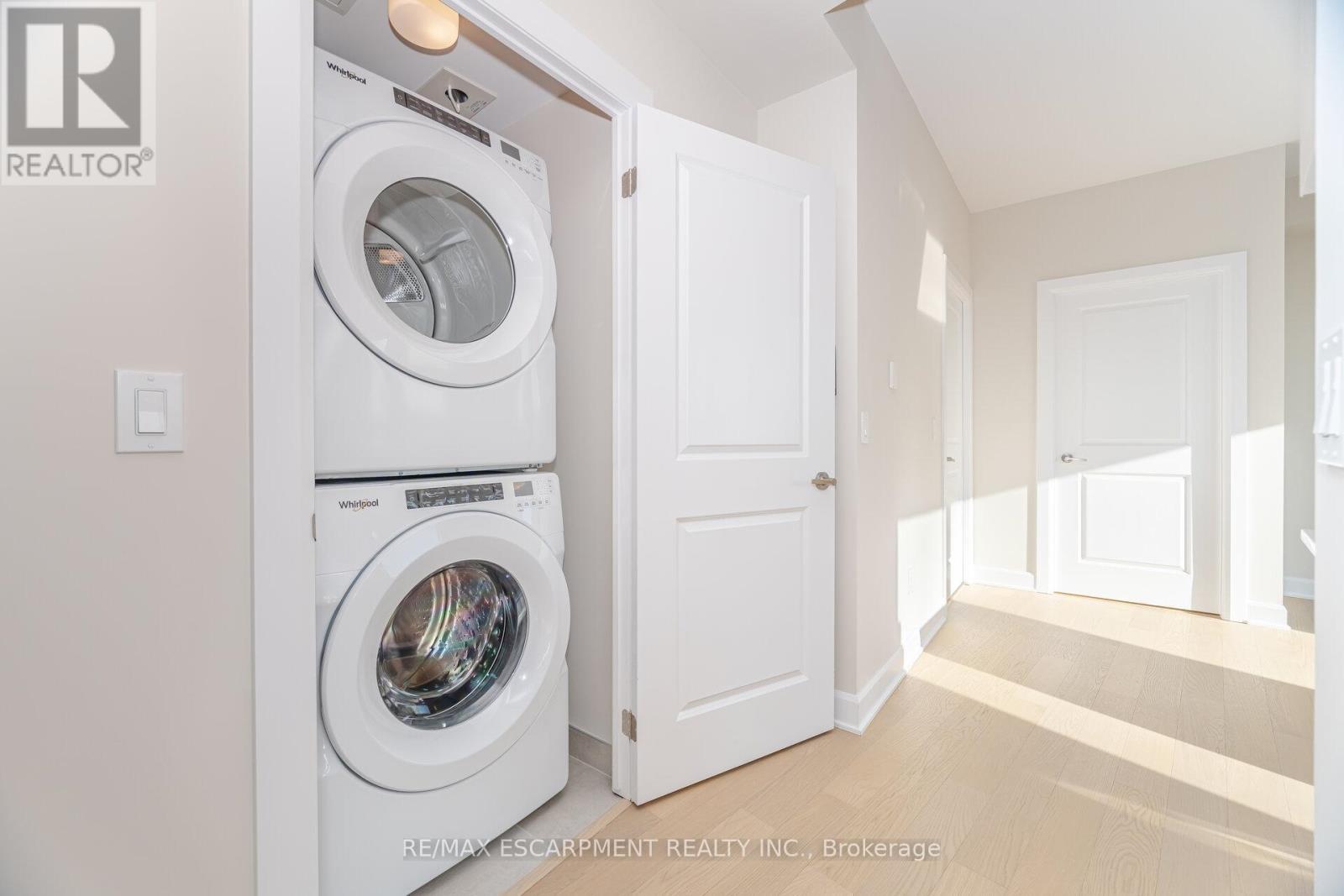 1901 - 3240 William Coltson Avenue, Oakville, ON - Indoor Photo Showing Laundry Room