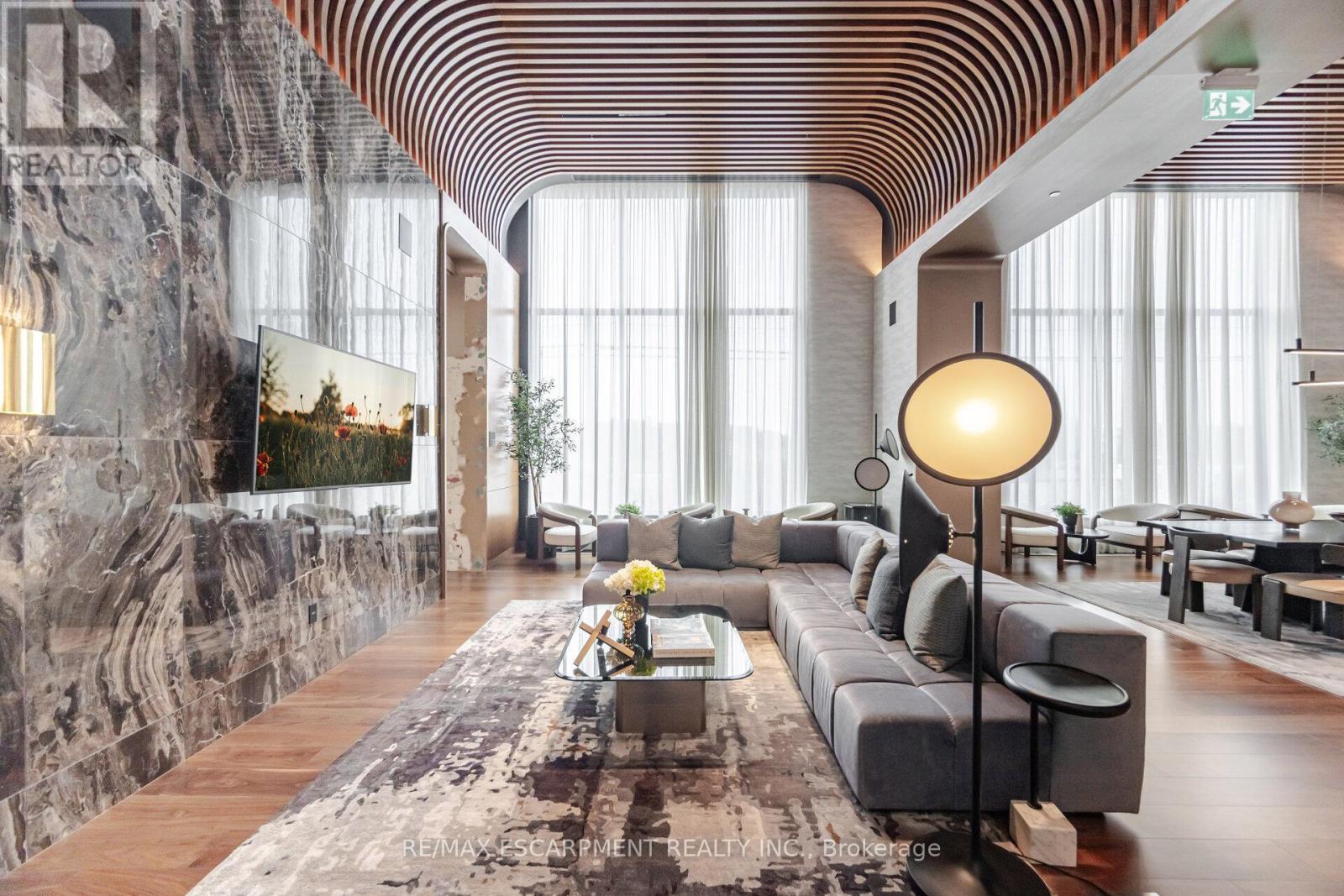 1901 - 3240 William Coltson Avenue, Oakville, ON - Indoor Photo Showing Living Room