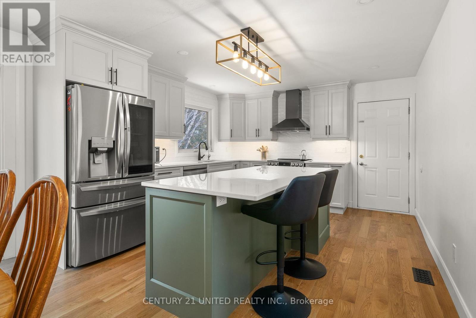 2425 Preston Road, Cavan Monaghan (Cavan-Monaghan), ON - Indoor Photo Showing Kitchen With Upgraded Kitchen