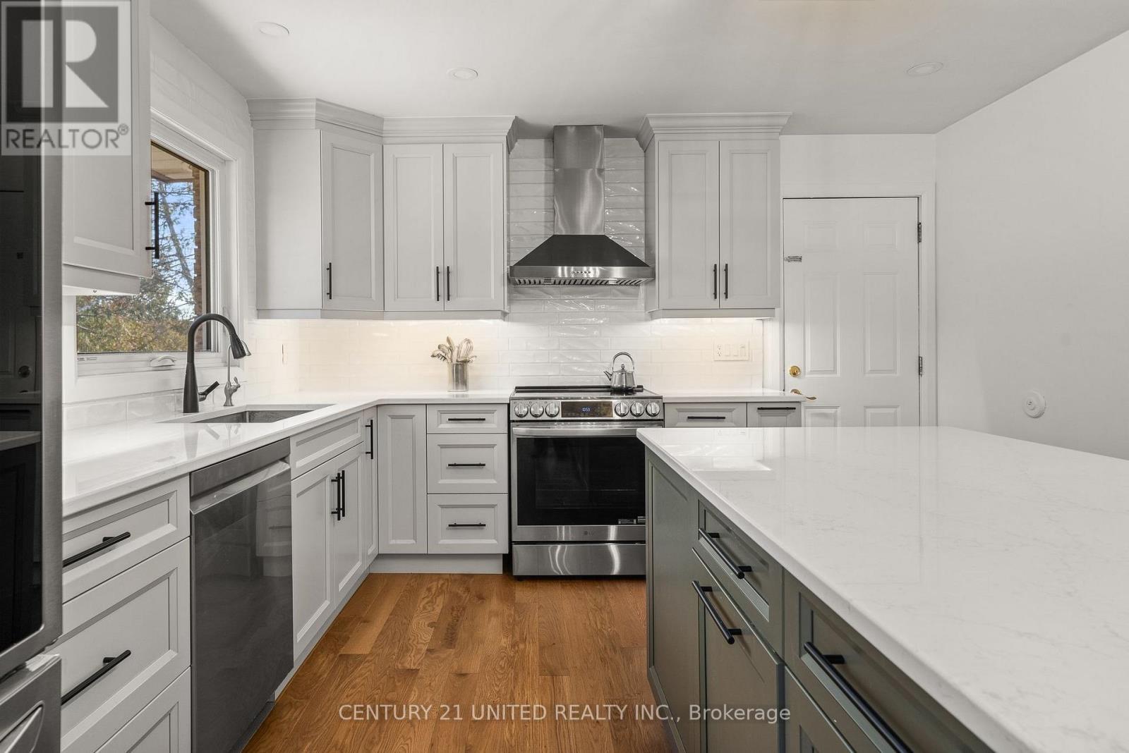 2425 Preston Road, Cavan Monaghan (Cavan-Monaghan), ON - Indoor Photo Showing Kitchen With Upgraded Kitchen