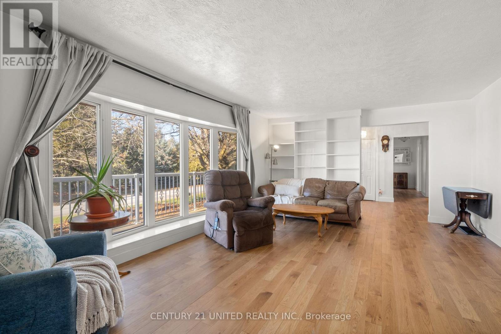 2425 Preston Road, Cavan Monaghan (Cavan-Monaghan), ON - Indoor Photo Showing Living Room