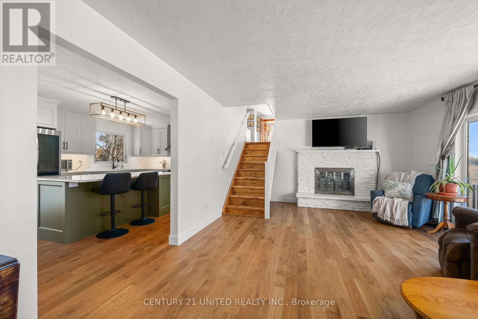 2425 Preston Road, Cavan Monaghan (Cavan-Monaghan), ON - Indoor Photo Showing Living Room With Fireplace