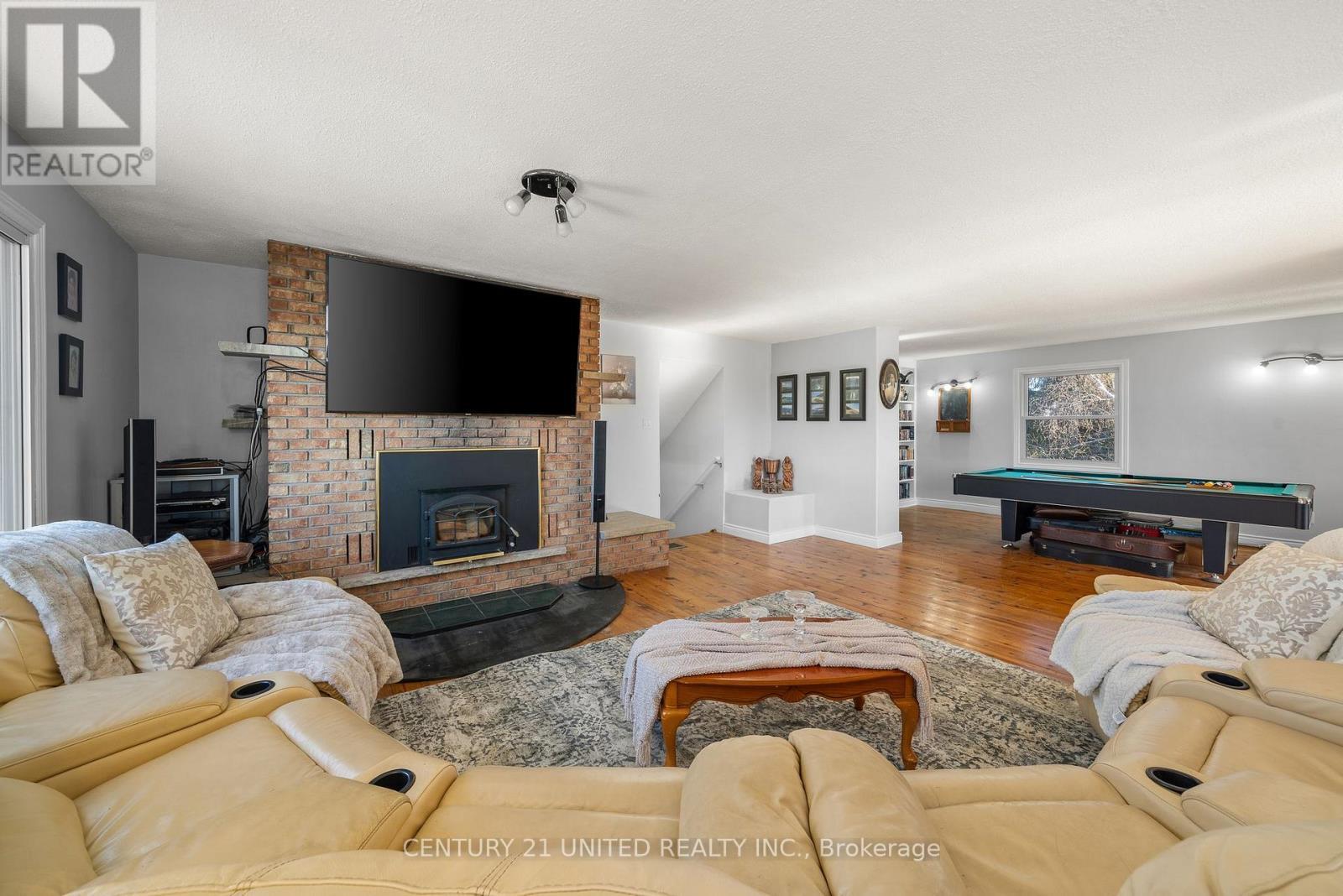 2425 Preston Road, Cavan Monaghan (Cavan-Monaghan), ON - Indoor Photo Showing Living Room With Fireplace