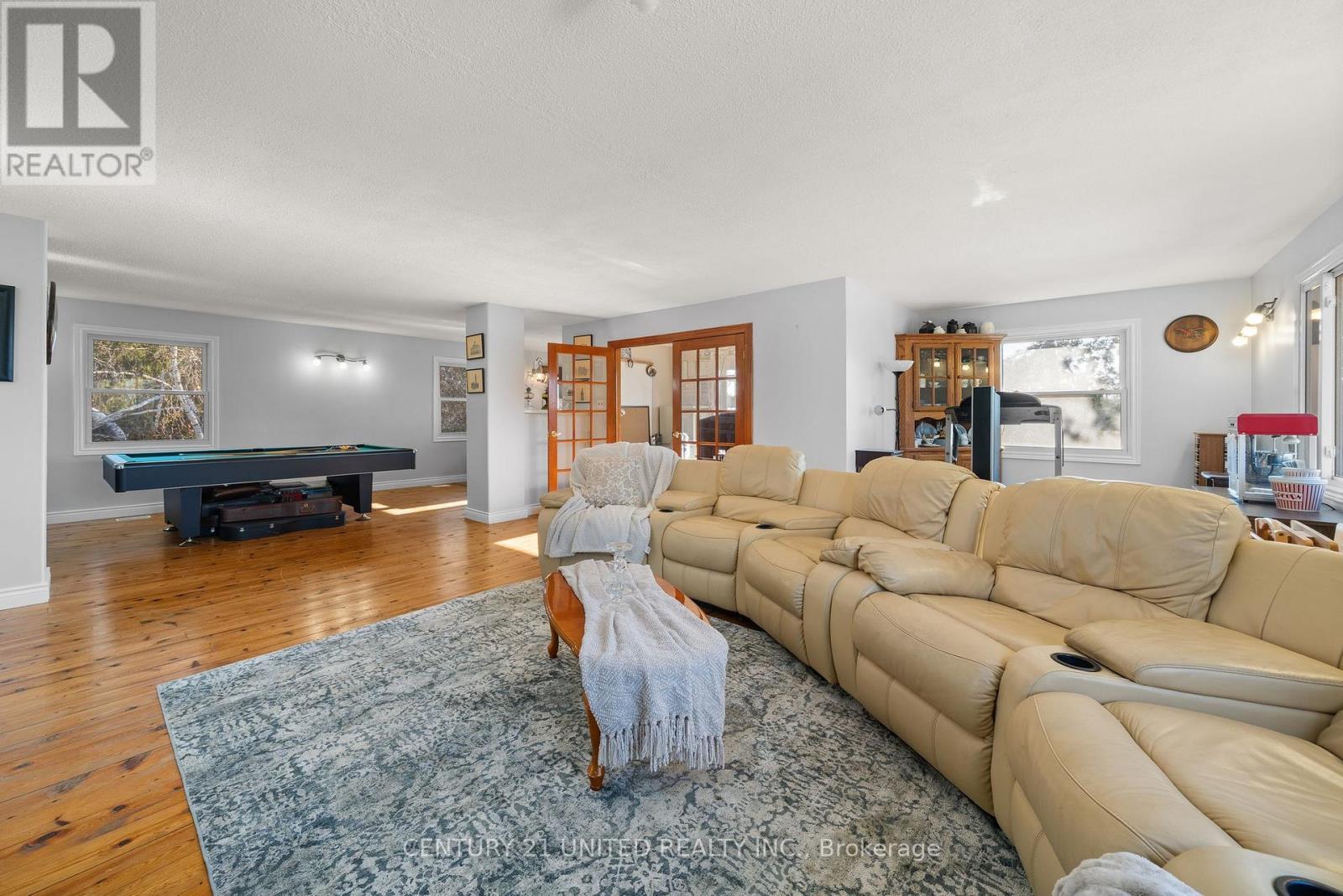 2425 Preston Road, Cavan Monaghan (Cavan-Monaghan), ON - Indoor Photo Showing Living Room