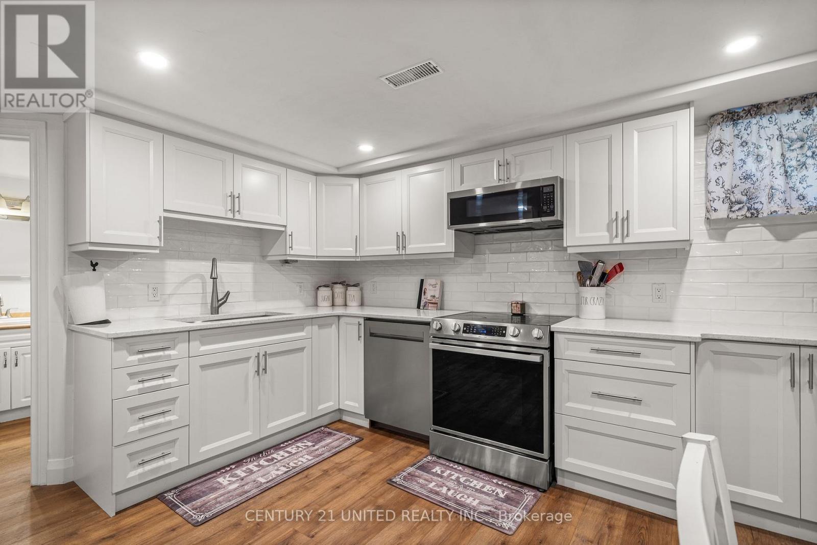2425 Preston Road, Cavan Monaghan (Cavan-Monaghan), ON - Indoor Photo Showing Kitchen With Upgraded Kitchen