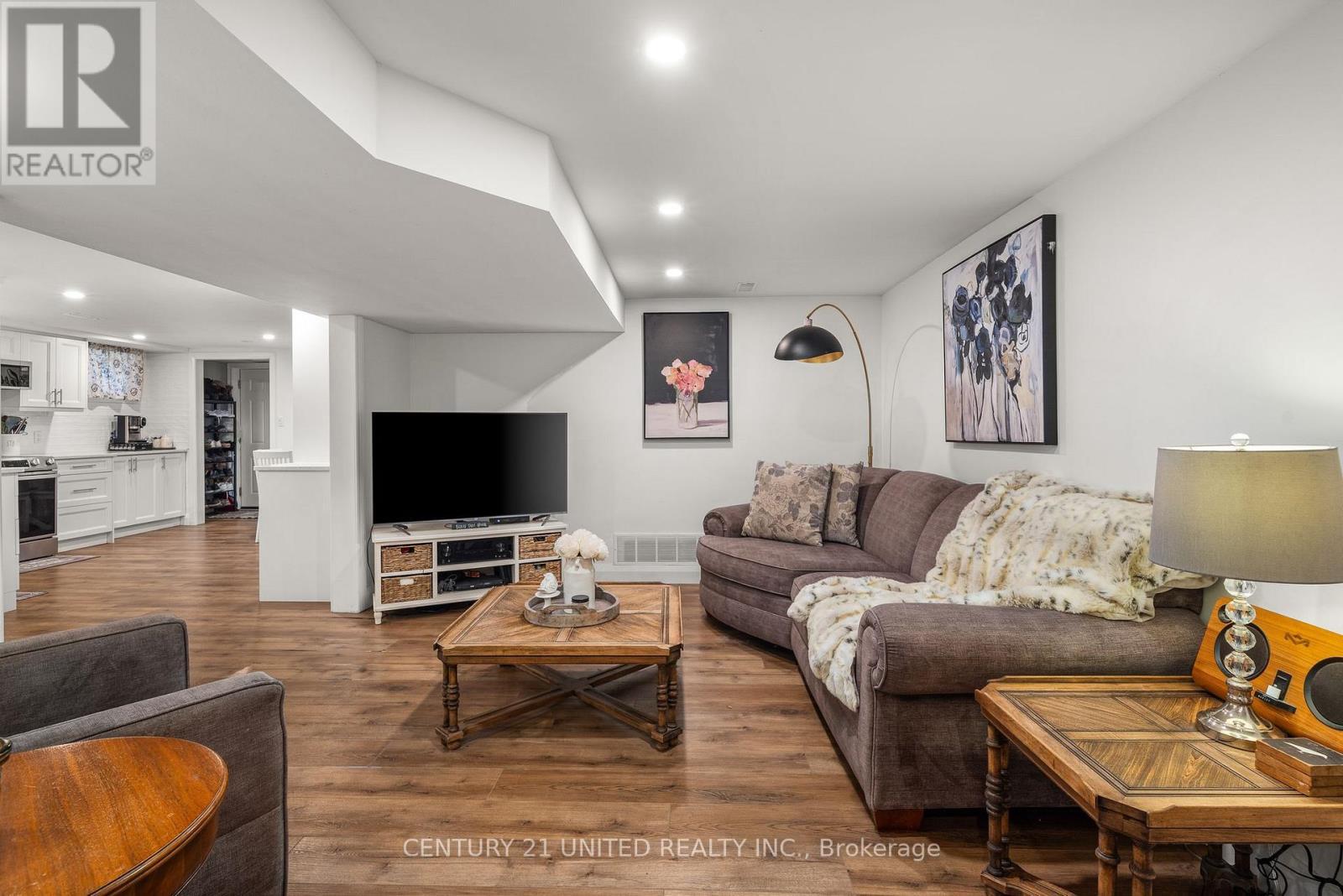 2425 Preston Road, Cavan Monaghan (Cavan-Monaghan), ON - Indoor Photo Showing Living Room