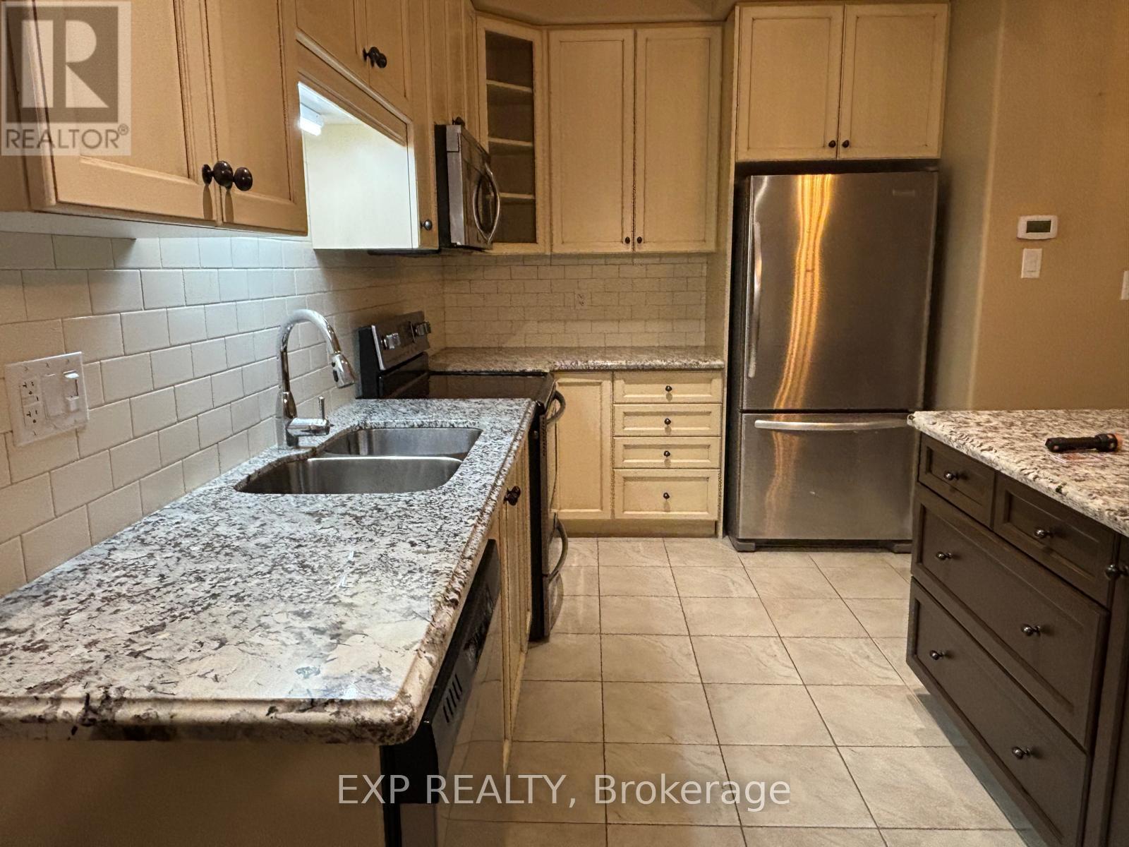 16 - 6 Chestnut Drive, Grimsby, ON - Indoor Photo Showing Kitchen With Double Sink