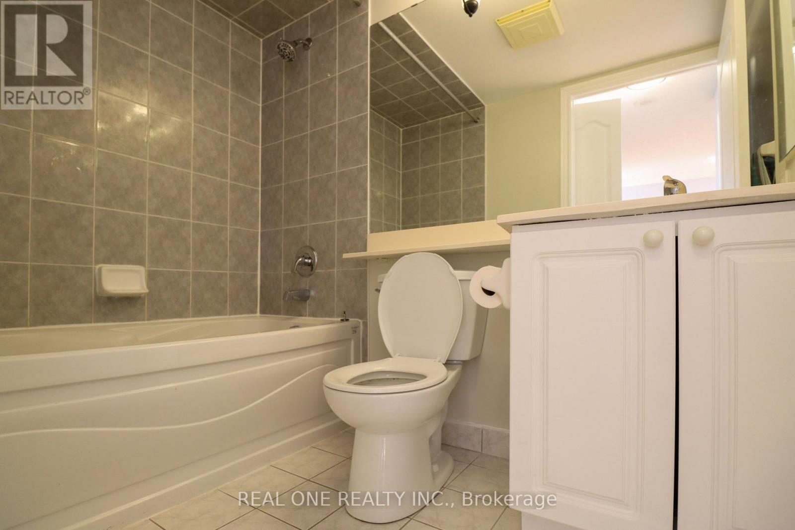 1105 - 18 Sommerset Way, Toronto, ON - Indoor Photo Showing Bathroom