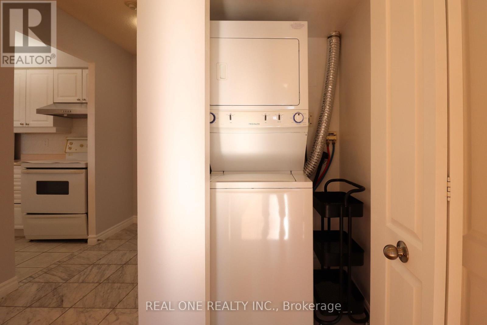 1105 - 18 Sommerset Way, Toronto, ON - Indoor Photo Showing Laundry Room
