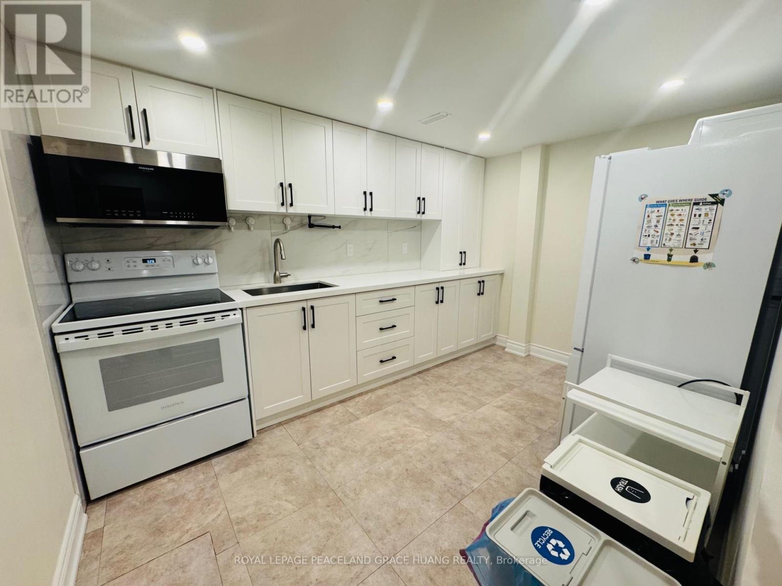 420 Paliser Crescent S, Richmond Hill, ON - Indoor Photo Showing Kitchen